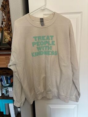 Beige Crewneck Sweatshirt with Mint Green 'Treat People With Kindness' Print